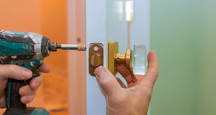 Broken Door Knob Fix in Jasmine Estates, FL